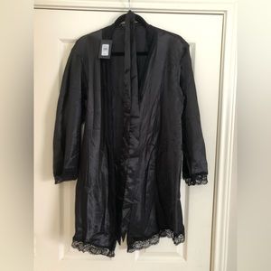 NWT Frederick’s of Hollywood Women’s Julietta Black Satin and Lace Robe One Size